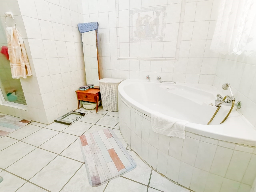 7 Bedroom Property for Sale in Parklands Western Cape